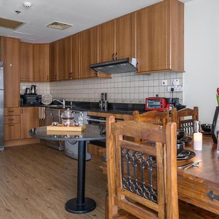 Alexandrina Hostel Dubai Bagian luar foto