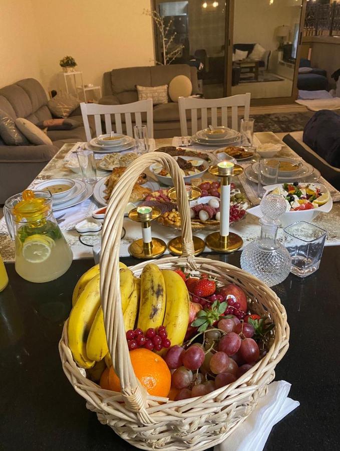 Alexandrina Hostel Dubai Bagian luar foto