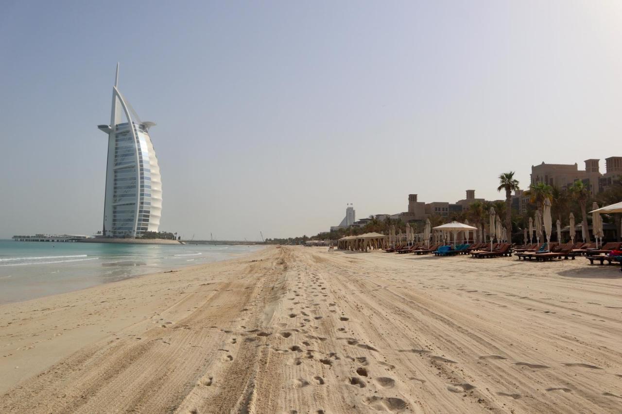 Alexandrina Hostel Dubai Bagian luar foto