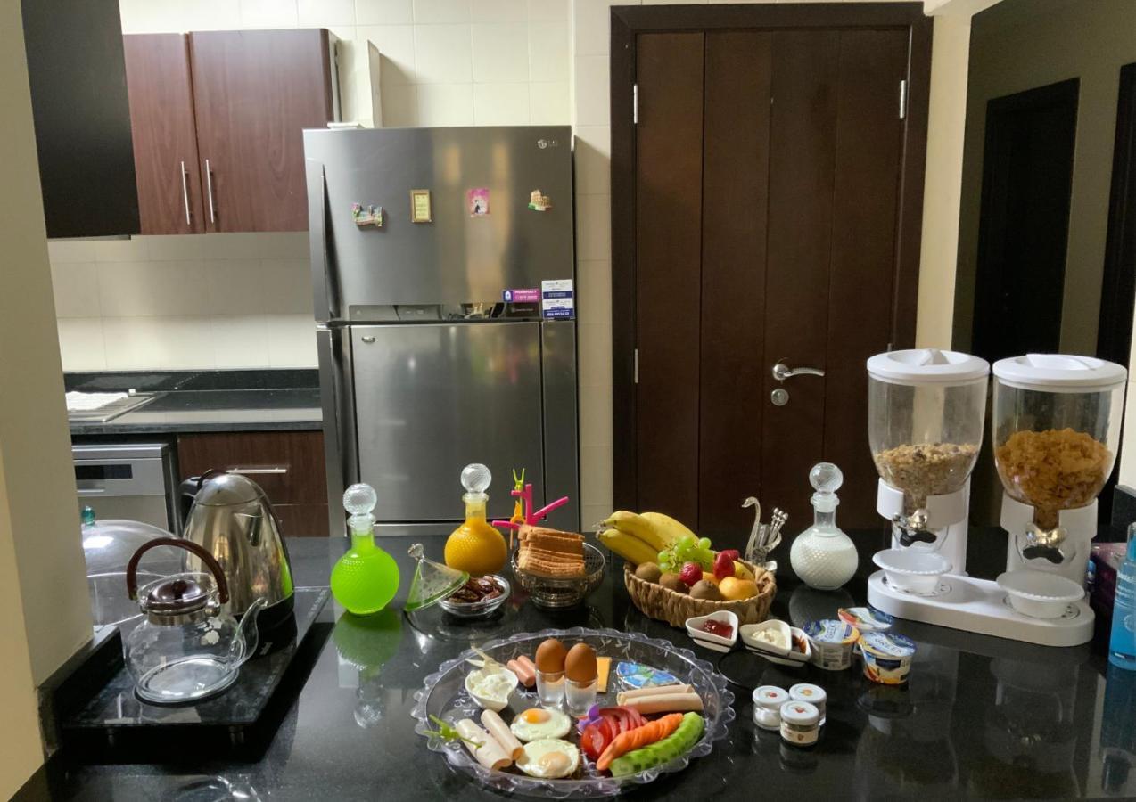Alexandrina Hostel Dubai Bagian luar foto