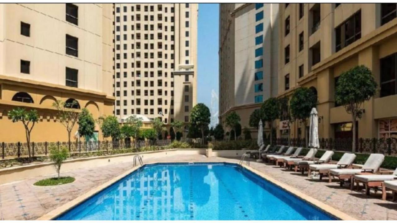 Alexandrina Hostel Dubai Bagian luar foto