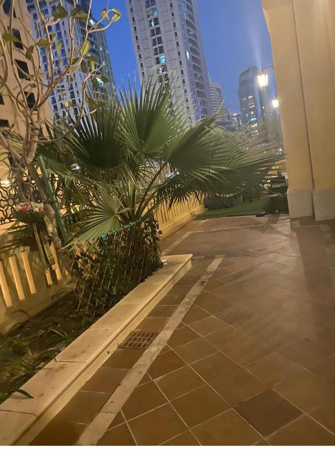 Alexandrina Hostel Dubai Bagian luar foto