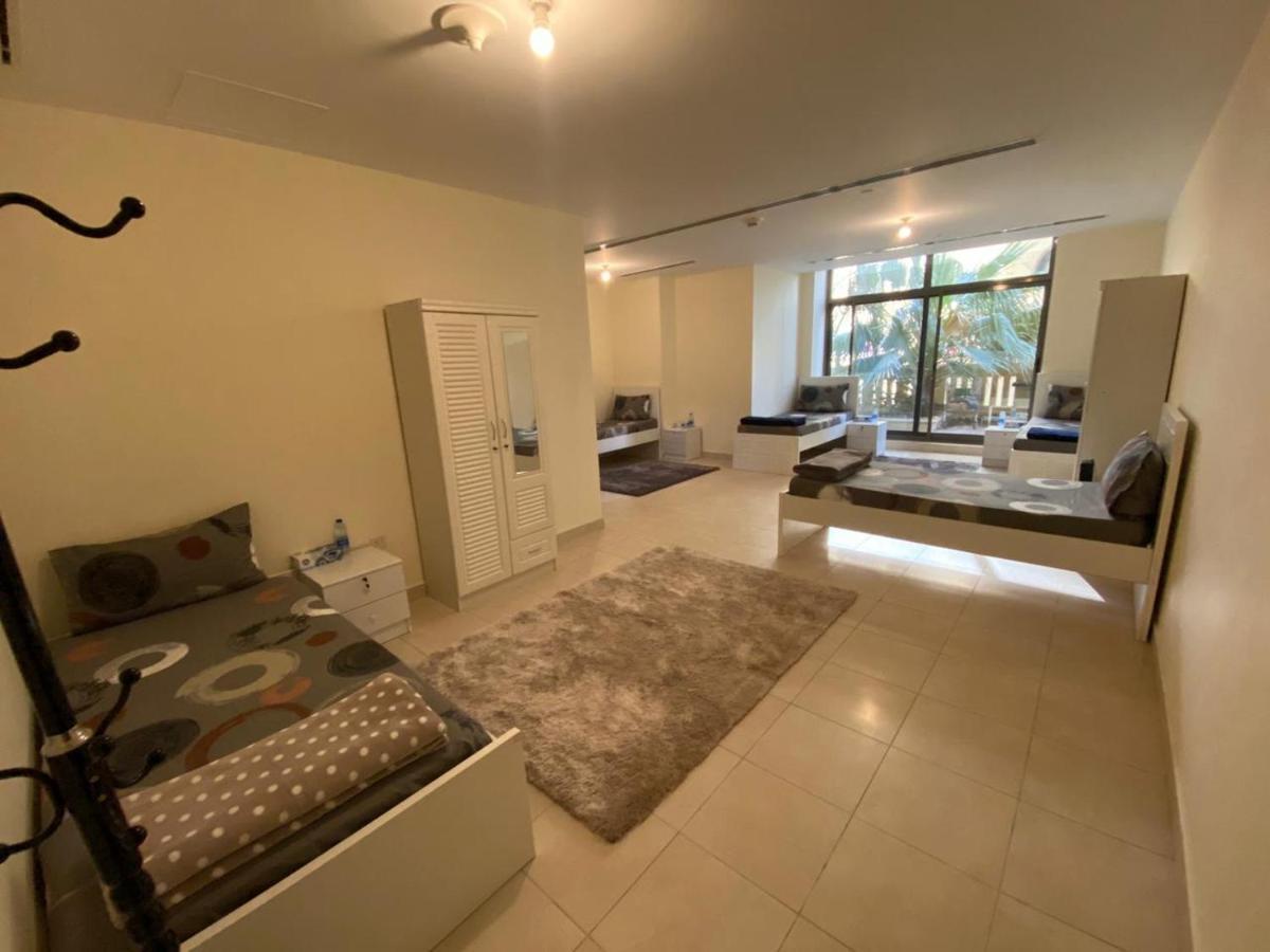 Alexandrina Hostel Dubai Bagian luar foto