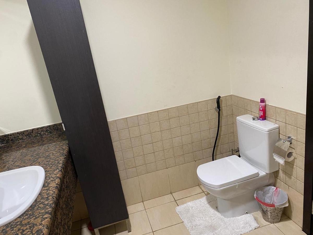 Alexandrina Hostel Dubai Bagian luar foto