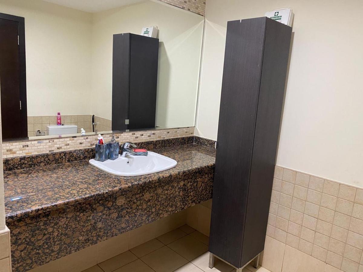 Alexandrina Hostel Dubai Bagian luar foto