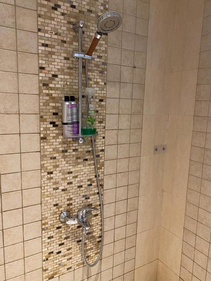Alexandrina Hostel Dubai Bagian luar foto