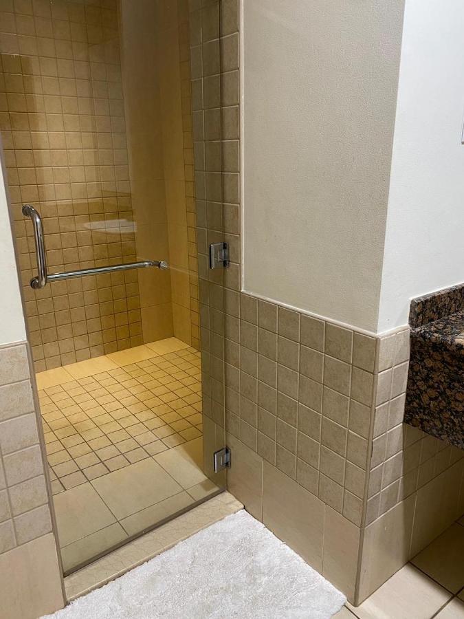 Alexandrina Hostel Dubai Bagian luar foto
