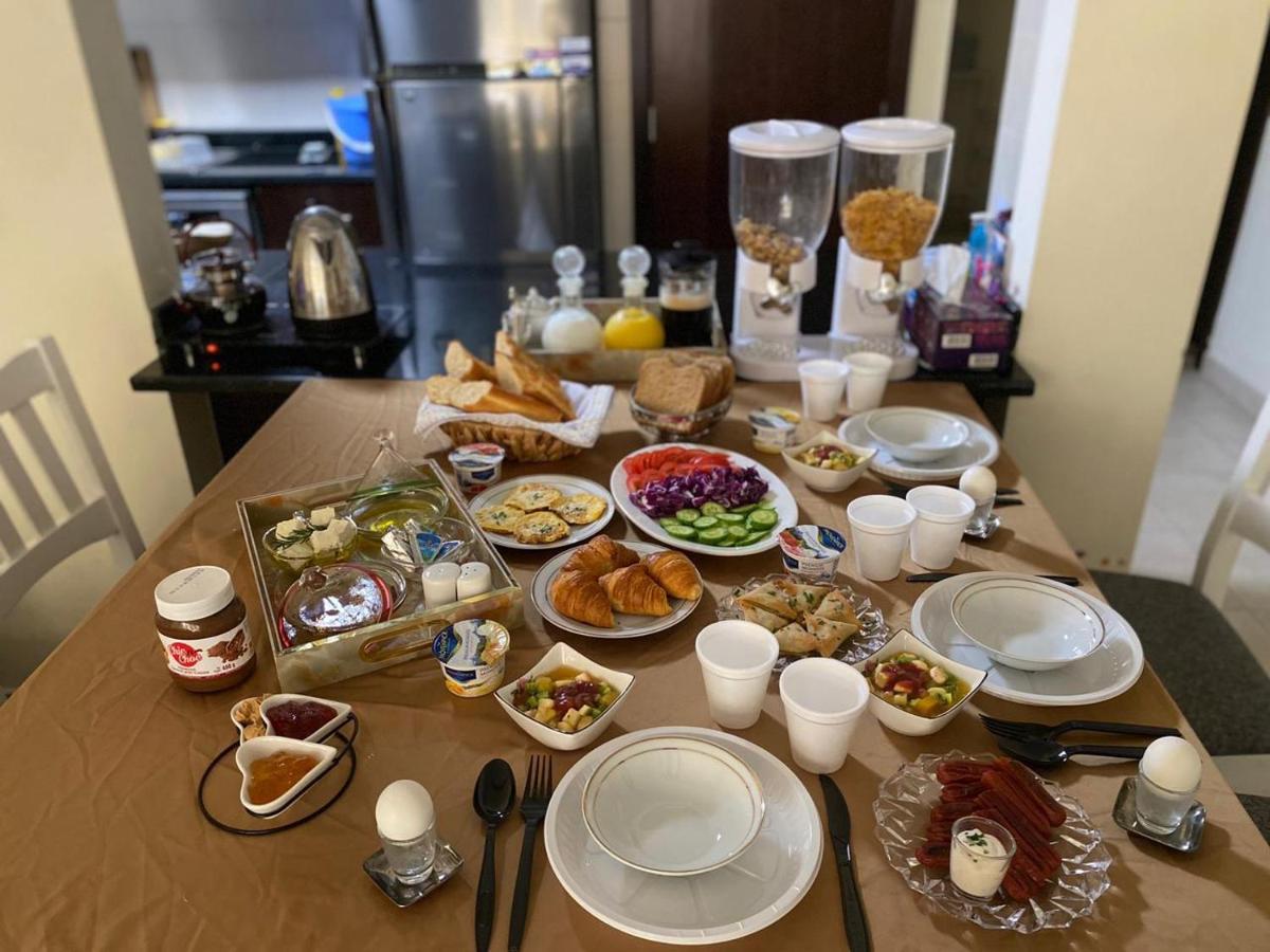 Alexandrina Hostel Dubai Bagian luar foto