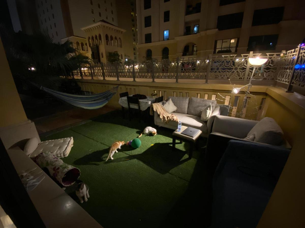 Alexandrina Hostel Dubai Bagian luar foto