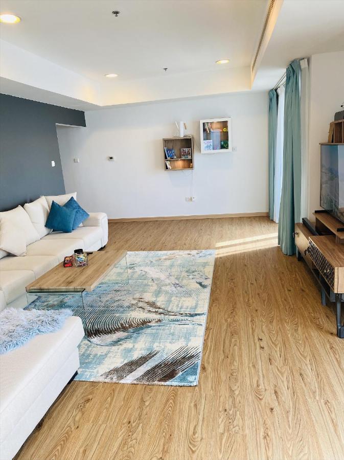 Alexandrina Hostel Dubai Bagian luar foto